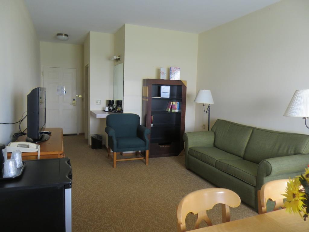 Baymont By Wyndham Waunakee Hotel Room photo