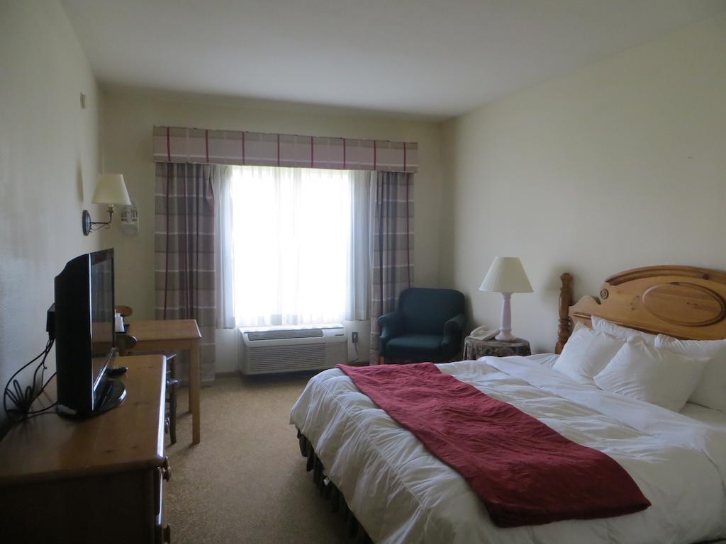 Baymont By Wyndham Waunakee Hotel Room photo